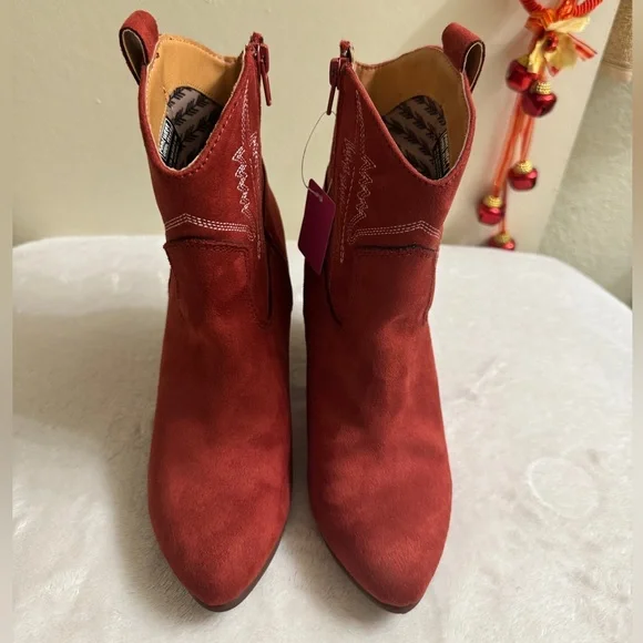 Code West red faux-suede Western ankle boots. Size 6.5 - Picture 13 of 16